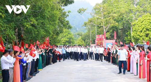 苏林出席宣光省全民保卫祖国安全日活动 - ảnh 1