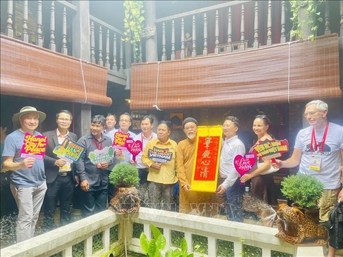 国际记者团在越南国庆之际参观钵场陶瓷村 - ảnh 1