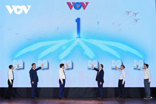 《越南之声广播电台陪伴祖国80年》新书发布 - ảnh 1