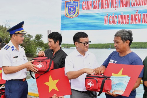 海警第三区司令部与盛安岛乡渔民并肩同行 - ảnh 1