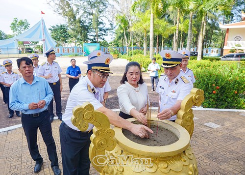 海军代表团在万隆码头敬香 - ảnh 1