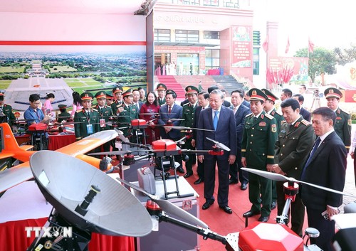 苏林要求建设革命、纪律、精锐、现代的第四军区武装力量 - ảnh 3