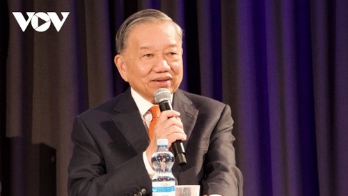 苏林走访阿尔托大学，会见越南留学生代表 - ảnh 2