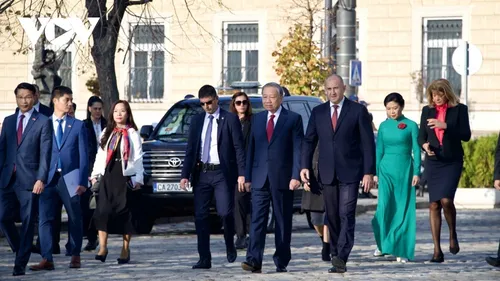 苏林夫妇对保加利亚进行正式访问 欢迎仪式举行 - ảnh 1