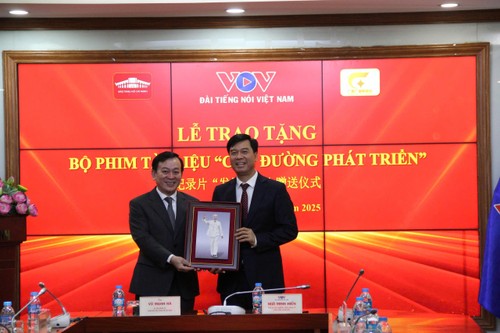 《发展之路》纪录片赠送仪式在河内举行 - ảnh 1