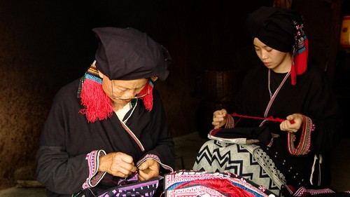 靛蓝色与丝线编织的瑶族服饰 - ảnh 5