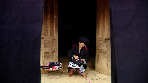 靛蓝色与丝线编织的瑶族服饰 - ảnh 1