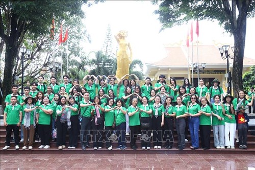 亲密越南家庭与老挝、柬埔寨学生关系 - ảnh 1