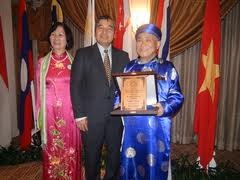 Sastrawan Vietnam menerima Penghargaan susastera Asia Tenggara 2011 - ảnh 1