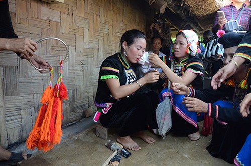 Busana tradisional yang unik dari kaum wanita etnis minoritas Si La di provinsi Lai Chau - ảnh 3
