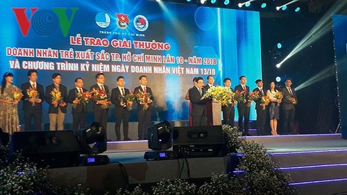 Ho Chi Minh-ville distribue des prix de jeunes entrepreneurs excellents - ảnh 1