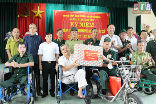 Vo Thi Anh Xuân rencontre des personnes méritantes de Cân Tho - ảnh 1