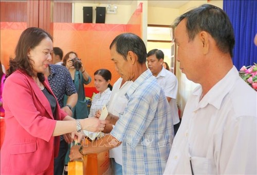 Vo Thi Anh Xuân distribue des cadeaux de Têt à An Giang - ảnh 1