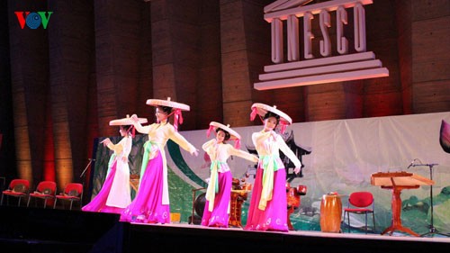Vorführung traditioneller vietnamesischer Musik in Frankreich - ảnh 1