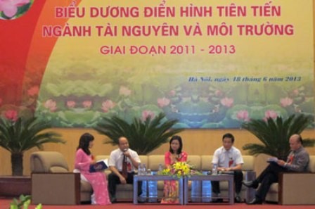 Auszeichnung der Vorbilder im Bereich Bodenschätze und Umwelt - ảnh 1