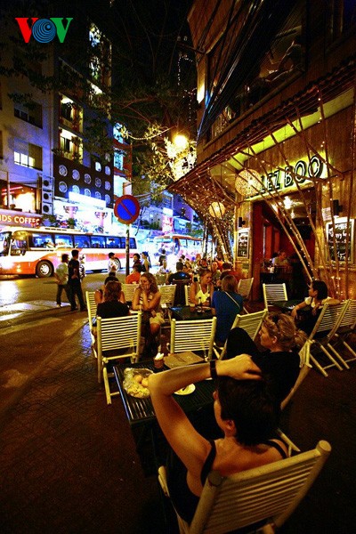 Nacht in der “Westlichen Straßenzone” - ảnh 8