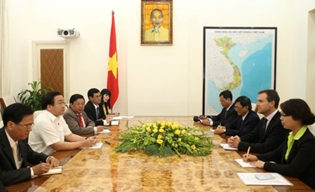 Vize-Premierminister Hoang Trung Hai trifft Generalsekretär der CITES John Scanlon - ảnh 1