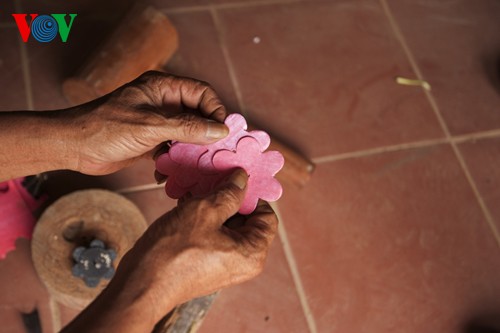 Die Herstellung von Papierblumen im Dorf Thanh Tien  - ảnh 10