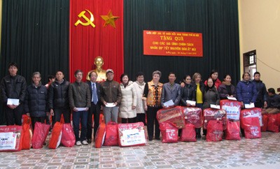 Union der Freundschaftsgesellschaften überreicht Geschenke an arme Haushalte - ảnh 1