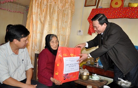 Geschenke für Bedürftige und Menschen mit Verdiensten zum Neujahresfest Tet - ảnh 1