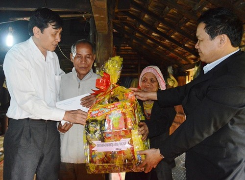 Quang Ngai kümmert sich zum Tetfest um Menschen mit Verdiensten - ảnh 1