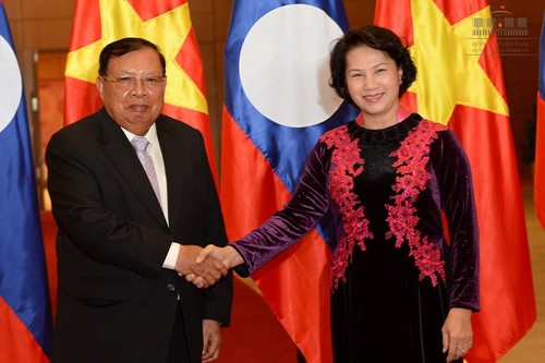 Nguyen Thi Kim Ngan trifft den LRVP-Generalsekretär, Laos Staatspräsidenten - ảnh 1