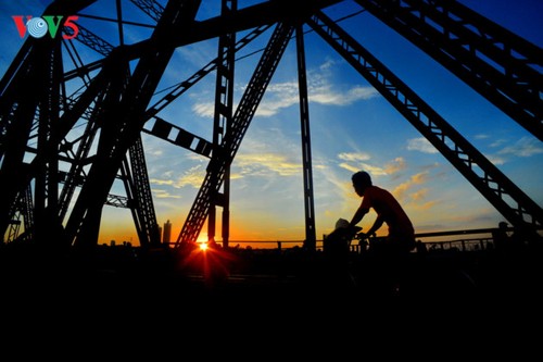 Long Bien-Brücke begleitet die Hauptstadt Hanoi - ảnh 7