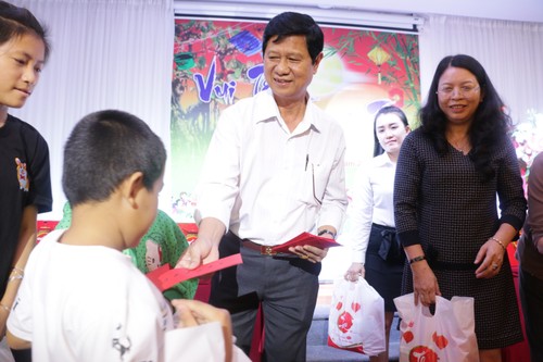 Mittherbstfest für bedürftige Kinder - ảnh 1