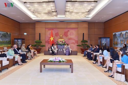 Parlamentspräsidentin Nguyen Thi Kim Ngan empfängt die kubanische Generalstaatsanwältin  - ảnh 1