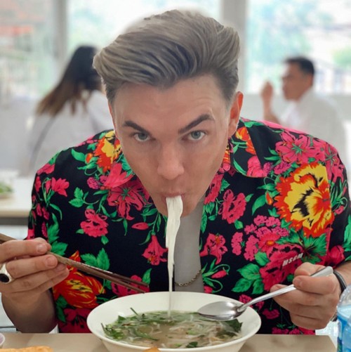 US-Pop-Star Jesse McCartney genießt erstmals Pho in Vietnam - ảnh 1