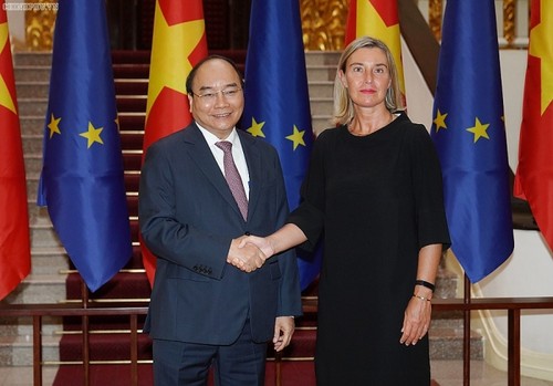 Premierminister Nguyen Xuan Phuc empfängt die Vizepräsidentin der Europäischen Kommission - ảnh 1