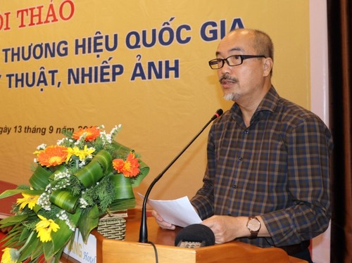 Ausstellung zur Ehrung der 20 führenden Maler auf dem vietnamesischen Kunstmarkt - ảnh 1