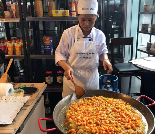 Tapas geniesßen und etwas über spanische Kultur in Hanoi erfahren - ảnh 1