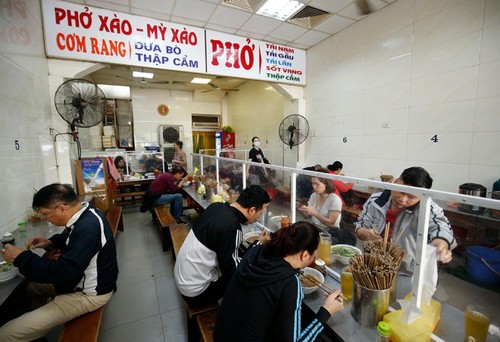 Lockerung der Beschränkungen wegen Covid-19-Epidemie in Hanoi und Quang Ninh - ảnh 1