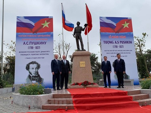 Einweihung der Statue des russischen Dichters Puschkin in Hanoi - ảnh 1