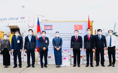 Empfang von Kambodschas Hilfsgütern für Covid-19-Bekämpfung in Vietnam - ảnh 1
