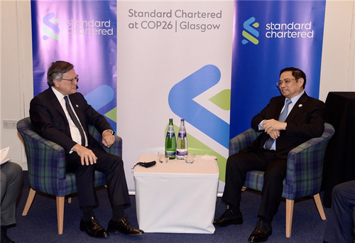 Premierminister Pham Minh Chinh trifft den Präsidenten der Bank Standard Chartered - ảnh 1