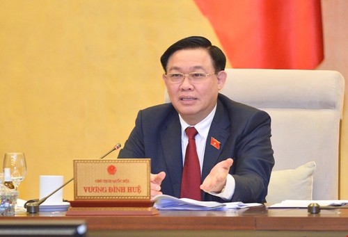 Ständiger Parlamentsausschuss diskutiert Öffentlichkeitsarbeit und mittelfristigen Plan über öffentliche Investitionen - ảnh 1