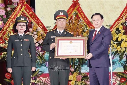 Parlamentspräsident Vuong Dinh Hue nimmt an Feier zum 65. Jahrestag der Gründung der Fabrik Z111 teil - ảnh 1