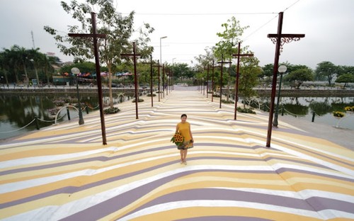 Einzigartigkeit des Werkes “Erinnerung an den Herbst Hanois” in der Fußgängerstraße Trinh Cong Son - ảnh 1