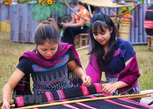 "Kindheit und Sommerferien“ im Kultur- und Tourismusdorf der Volksgruppen Vietnams - ảnh 1