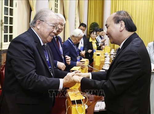 Staatspräsident Nguyen Xuan Phuc trifft Delegation der ASEAN-Ökonomen - ảnh 1