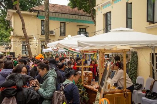 Weihnachtsmarkt mit freiem Eintritt in der tschechischen Botschaft in Hanoi - ảnh 1