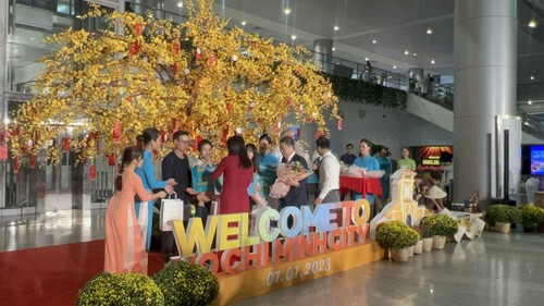 Zahlreiche Provinzen organisieren Zeremonien zum Empfang von Touristen am ersten Tag des neuen Jahres - ảnh 1