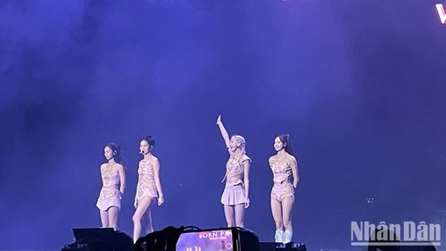 Erfolgreiches Konzert der Girlgroup Blackpink in Hanoi - ảnh 1