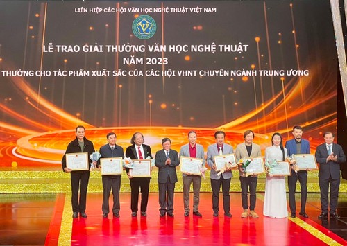 60 Werke mit Preis für Literatur und Kunst 2023 geehrt - ảnh 1