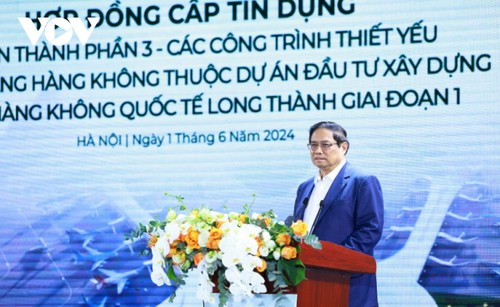 Pham Minh Chinh nimmt an Unterzeichnung des Kreditvertrags für das Bauprojekt des Flughafens Long Thanh teil - ảnh 1