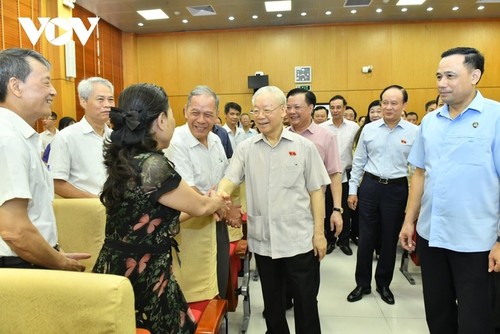 Bilder über die Zuneigung von KPV-Generalsekretär Nguyen Phu Trong für Bewohner und Soldaten  - ảnh 4