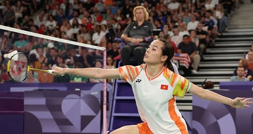 Badmintonspielerin Nguyen Thuy Linh gewinnt das erste Spiel bei Olympischen Spielen - ảnh 1