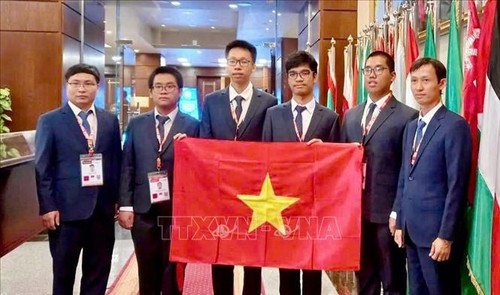 Vietnam gehört zu vier Ländern mit hervorragenden Leistungen bei der Internationalen  Informatik-Olympiade - ảnh 1